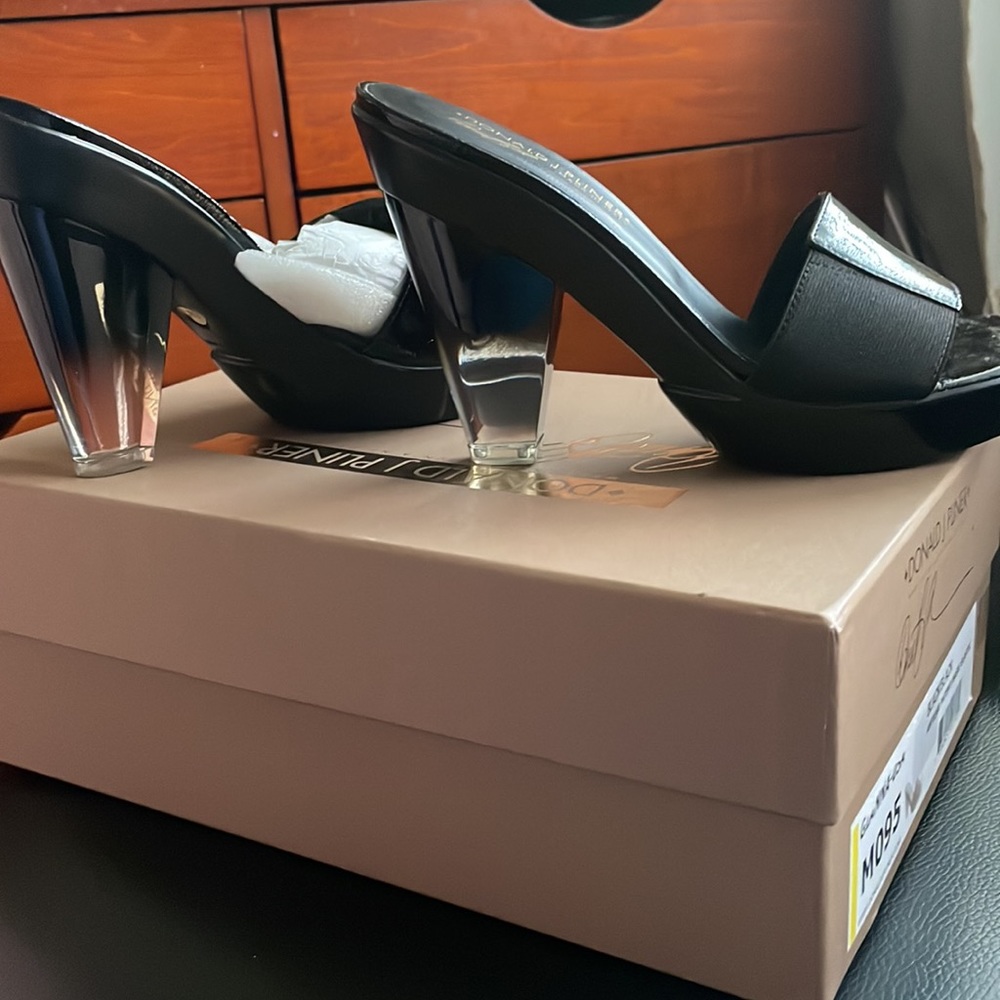 Donald J Pliner Gianna shoes - Picture 5 of 6